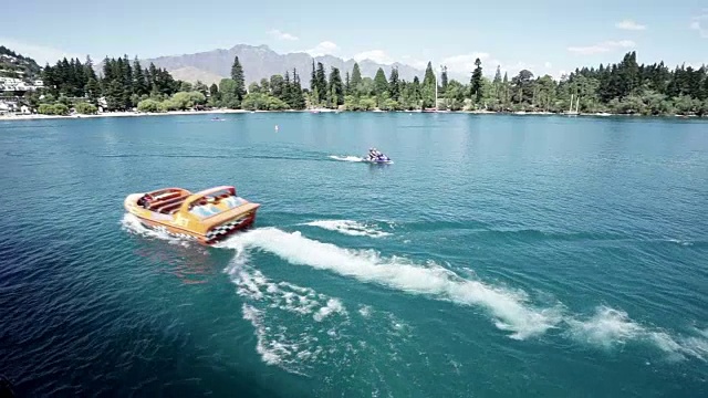 汽艇在平静的海面上行驶