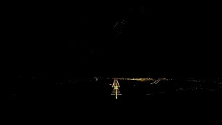 飞机降落(pov拍摄)晚上视频素材模板下载