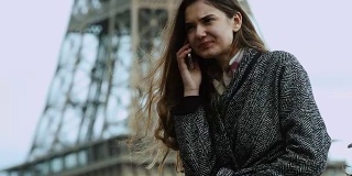 一个年轻女子在巴黎打电话
