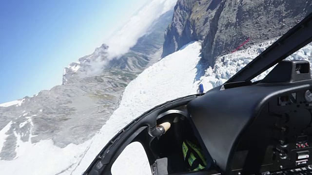 青山和雪山从直升机上起飞