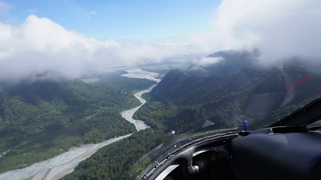 青山和雪山从直升机上起飞