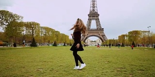 快乐的女孩享受巴黎