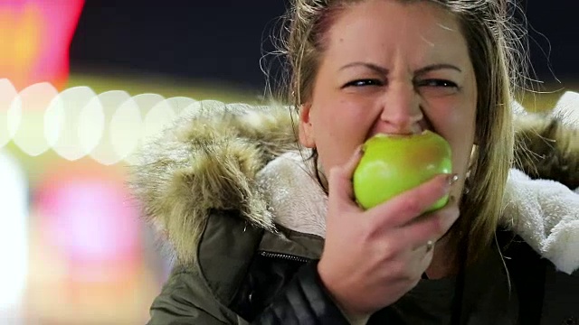 女人吃苹果。快动作