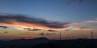 中国桂林，云海中的风力发电