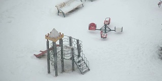 暴风雪降临在公园的儿童游乐场。