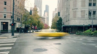 现代城市中城区道路上的交通情况发生了变化视频素材模板下载