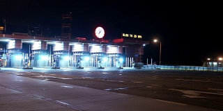 夜间高速公路收费站的交通状况