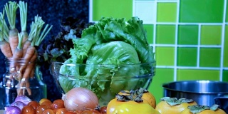 各种蔬菜在厨房/食品和饮料木箱，健康的生活方式概念