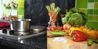 现代厨房室内设计，厨房用具，多种蔬菜/活动和健康的生活方式概念