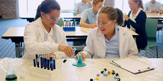 高中女生进行化学实验