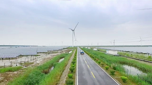 风力发电站和太阳能电池板俯视图无人机