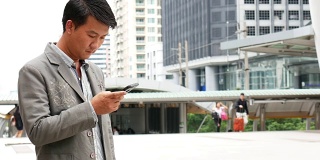 亚洲男人用手机发短信
