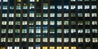 在摩天大楼国际商务中心城的窗户在夜间的时间推移