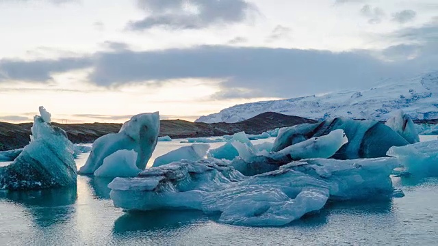 冰岛的Jokulsarlon冰川泻湖。