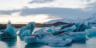 冰岛的Jokulsarlon冰川泻湖。