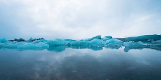 冰岛的Jokulsarlon冰川泻湖。