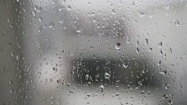 雨滴落在玻璃上