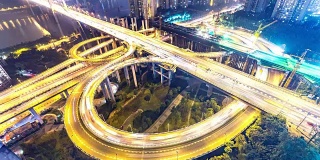 重庆道路交叉口夜间交通状况。间隔拍摄