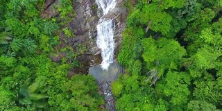 航拍泰国南部董里的热带森林和瀑布