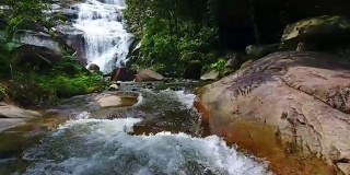 航拍泰国南部董里的热带森林和瀑布