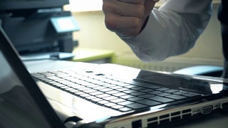 商人用拳头砸笔记本电脑视频素材模板下载