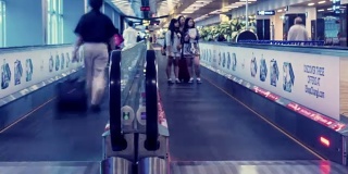新加坡樟宜机场自动扶梯上拥挤的旅客。时间流逝