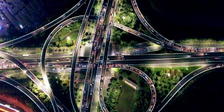 现代城市道路交汇处夜间鸟瞰图