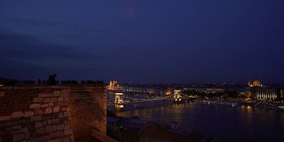 布达佩斯游客在夜间观赏布达天际线