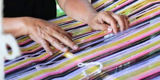 泰国妇女在织布机上织布