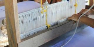 泰国妇女在织布机上织布