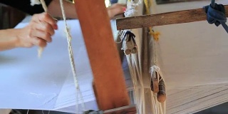 在泰国织布机上织布的妇女
