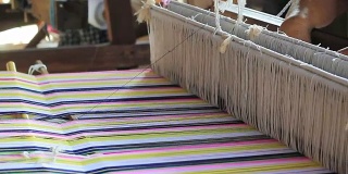 在泰国织布机上织布的妇女