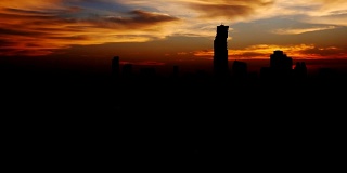 时间流逝摩天楼日出在大城市市中心，曼谷