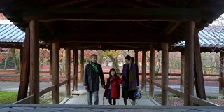 一家人穿过日本寺庙