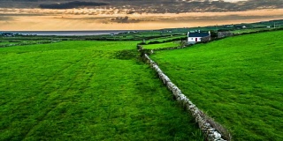 飞越爱尔兰乡村风景中的一堵古老的石墙