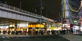 时间流逝:在日本东京的美代子购物街，行人拥挤过马路。