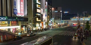 镜头平移:行人拥挤的穿过东京上野站