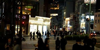 在东京的原宿，高清时光机让人们拥挤不堪