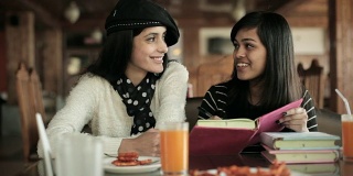 大学生朋友们一起在餐馆里学习和教学。