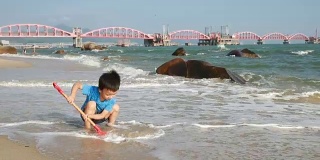 孩子们在海滩上玩耍