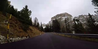 在山上驾驶车载摄像机