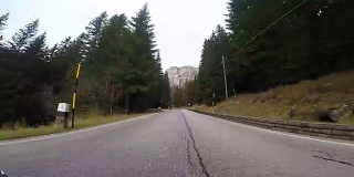 在山上驾驶车载摄像机