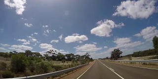 POV汽车行驶在澳大利亚的风景