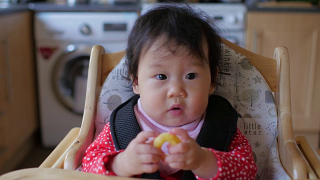 亚洲小女孩第一次吃手抓食物