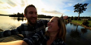 年轻夫妇在湖边码头的自画像