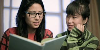 多民族亚洲女孩一起教书和学习。