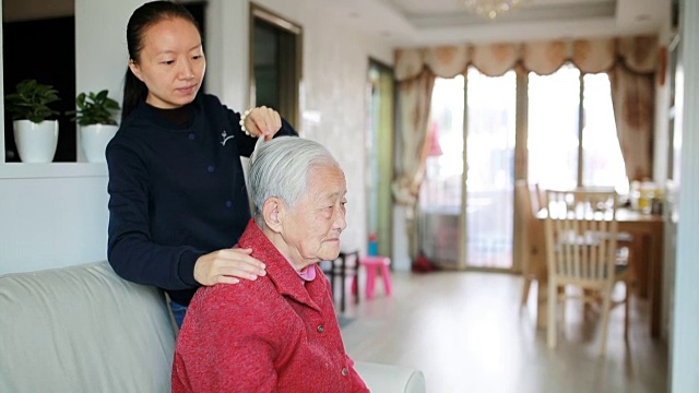 照顾老年妇女梳头