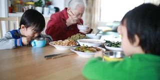 我奶奶吃午饭的时候