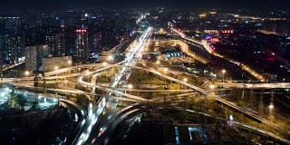 T/L HA RL PAN鸟瞰图繁忙的北京立交桥夜间