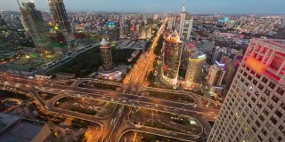 T/L WS HA ZI鸟瞰图北京天际线和道路交汇处，黄昏到夜晚的过渡